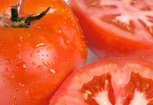 pomodori per schiarire la pelle