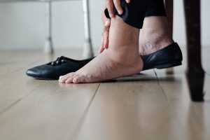 Caviglie gonfie: attenzione alle scarpe