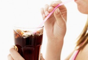 Bibite zuccherate: fa bene berle in estate?