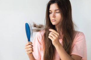 esistono lozioni utili per contrastare la caduta dei capelli e stimolare la crescita, in particolar modo le lozioni a base di arginina, zinco e vitamina b5
